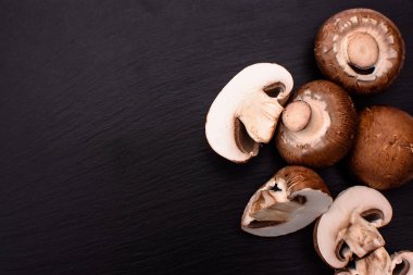 Petrol tüm ve dilimlenmiş yalan üzerine taş siyah arduvaz yönetim kurulu, arka plan gri mantar