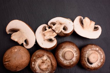 Petrol tüm ve dilimlenmiş yalan üzerine taş siyah arduvaz yönetim kurulu, arka plan gri mantar