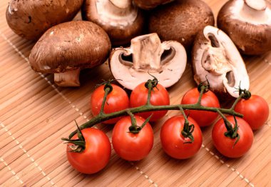 Petrol ve kırmızı kiraz domates yalan kayın ahşap mat gri mantar