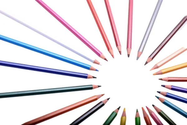 Багато кольорових олівців ізольовано на білому тлі, місце для тексту — стокове фото