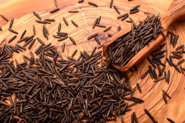 Siyah pirinç zeytin bir gemide yatıyor ve sonraki bir zeytin Kepçe