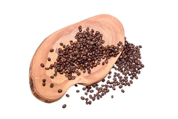 Les grains de café entiers frits reposent sur une coupe d'olivier isolée sur un fond blanc — Photo
