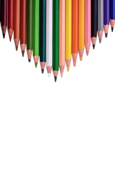 Многие цветные карандаши изолированы на белом фоне, место для текста — стоковое фото