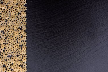 Makarna yıldız şeklinde bir taş yönetim kurulu, metin için yer siyah bir arka plan dayanmaktadır