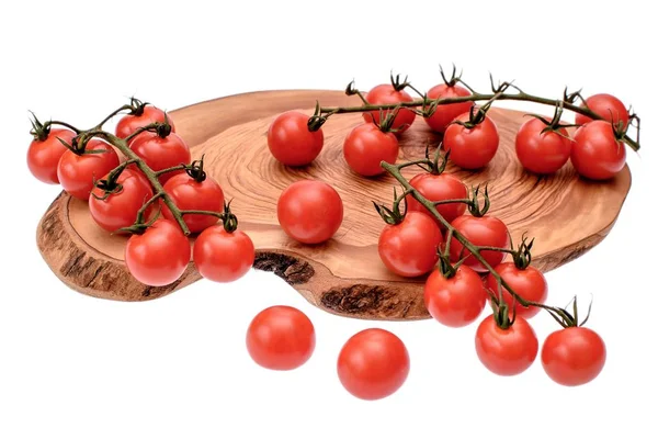 Tomates cereja estão em uma tábua de madeira de óleo de secagem, isolado no fundo branco — Fotografia de Stock