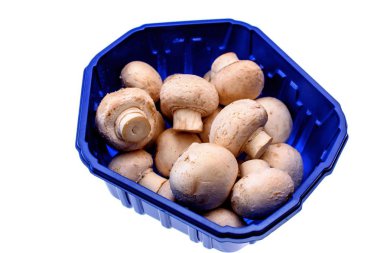 Beyaz bir arka plan üzerinde izole mavi bir tepsi üzerinde mantar petrol yalan