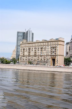 Tarihi kentin setin için nehrin görüntülemek