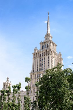 Güzel yüksek bina, Stalin gökdelen Ukrayna otel mavi gökyüzüne karşı binanın bir parçası arka plan üzerine bir