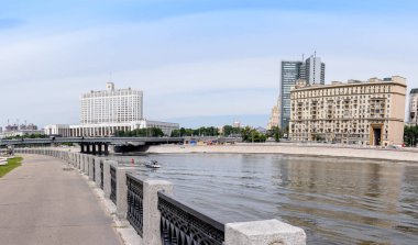 Rusya, Moskova - 30 Haziran 2017: görünümü güzel bir mavi gökyüzü ile Rusya Federasyonu hükümeti evine Nehri