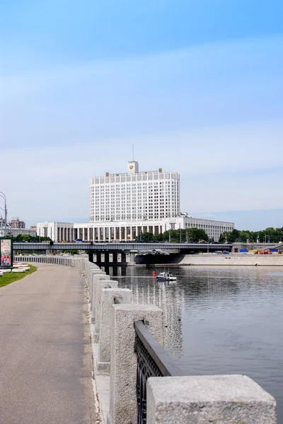 Ρωσία, Μόσχα - 30 Ιουνίου 2017: Προβολή κατά μήκος του ποταμού στο σώμα της κυβέρνησης της Ρωσικής Ομοσπονδίας με ένα όμορφο μπλε ουρανό — Φωτογραφία Αρχείου