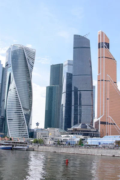 Rusya, Moskova - 30 Haziran 2017: Gökdelen binalar Moscow City Moskova Uluslararası İş Merkezi - Moskova, yüksek gökdelenler merkezinde modern bir ticari bölge
