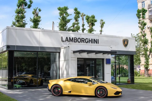 Rusya, Moskova - 30 Haziran 2017: Lamborghini Otomobil Fuarı güzel gökyüzü arka plan üzerinde sarı bir Lamborghini yanındaki '