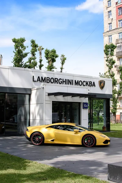 RUSSIA, MOSCOW - 30 de junho de 2017: Lamborghini auto show ao lado de um Lamborghini amarelo em um belo fundo do céu Fotografias De Stock Royalty-Free