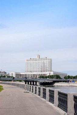 Rusya, Moskova - 30 Haziran 2017: görünümü güzel bir mavi gökyüzü ile Rusya Federasyonu hükümeti evine Nehri