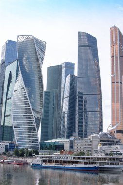 Rusya, Moskova - 30 Haziran 2017: Gökdelen binalar Moscow City Moskova Uluslararası İş Merkezi - Moskova, yüksek gökdelenler merkezinde modern bir ticari bölge