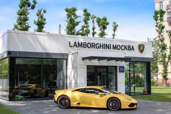 Rusya, Moskova - 30 Haziran 2017: Lamborghini Otomobil Fuarı güzel gökyüzü arka plan üzerinde sarı bir Lamborghini yanındaki '