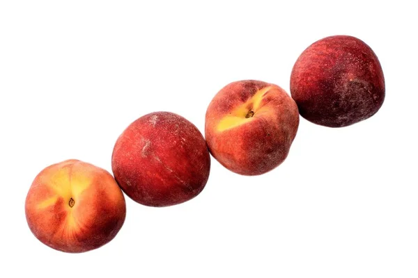 Ein paar reife Pfirsiche isoliert auf weißem Hintergrund — Stockfoto