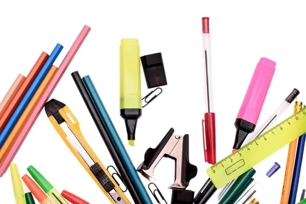 Beyaz arka plan üzerinde izole kalem kalem cetvel Kırtasiye