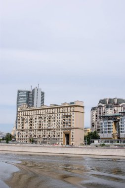 Tarihi kentin setin için nehrin görüntülemek