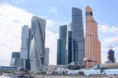 Rusya, Moskova - 30 Haziran 2017: Gökdelen binalar Moscow City Moskova Uluslararası İş Merkezi - Moskova, yüksek gökdelenler merkezinde modern bir ticari bölge