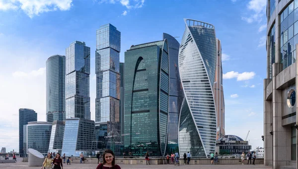 RUSIA, MOSCÚ - 30 de junio de 2017: Edificios de rascacielos Moscow-City Moscow International Business Center - un moderno distrito comercial en el centro de Moscú, rascacielos altos — Foto de Stock