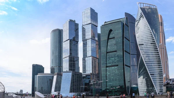 RÚSSIA, MOSCOW - 30 de junho de 2017: arranha-céus Moscow-City Moscow International Business Center - um moderno distrito comercial no centro de Moscou, arranha-céus altos Imagem De Stock