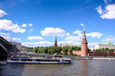 Rusya, Moskova - 30 Haziran, 2017:View Nehri, tapınaklar altın kubbe ile Kremlin'in