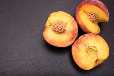 Şeftali yalan üzerine siyah taş mazisi metin için yer