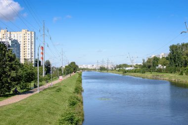 Şehir nehir manzaralı evler