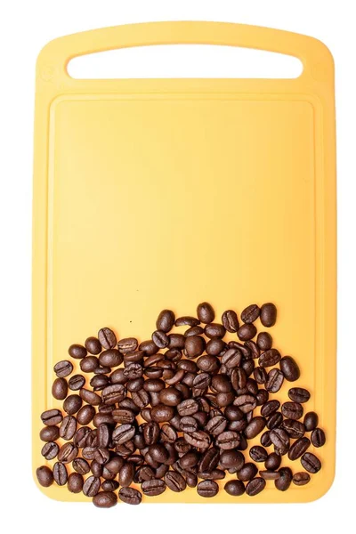 Grains de café frits reposent sur une carte en plastique coloré, endroit pour tex, isoler — Photo