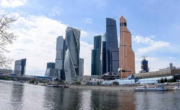 RUSIA, MOSCÚ - 30 de junio de 2017: Edificios de rascacielos Moscow-City Moscow International Business Center - un moderno distrito comercial en el centro de Moscú, rascacielos altos — Foto de Stock
