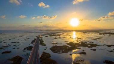 Bataklık yukarıda hava görünümünü uzun köprü