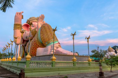 Sabahları pembe Ganesh