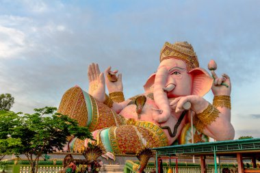 Sabahları pembe Ganesh