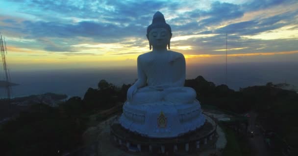 Big Buddha na regen val — Stockvideo