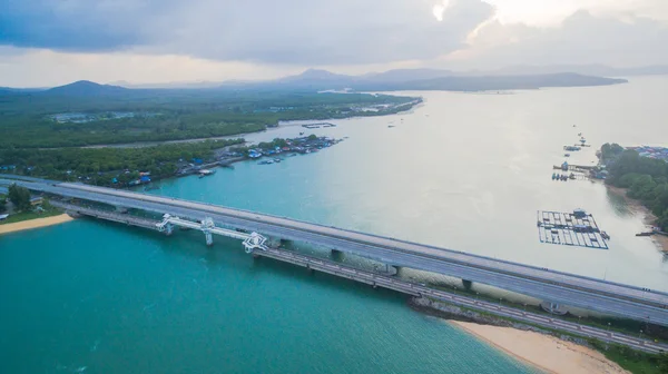 Widok z lotu ptaka o mostu Sarasin bridge.the połączyć wyspy Phuket — Zdjęcie stockowe
