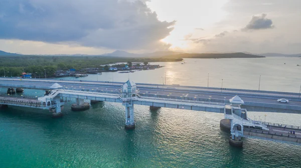 Flygfoto på bridge.the Sarasinbron ansluta till ön Phuket — Stockfoto