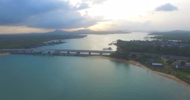 Sarasin brug sluit aan op Phuket eiland — Stockvideo