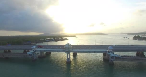 Sarasin-Brücke verbindet mit der Insel Phuket — Stockvideo