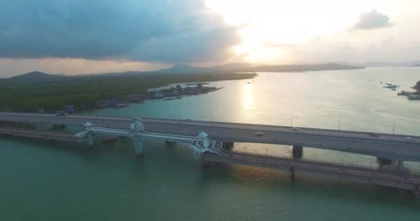 Sarasin-Brücke verbindet mit der Insel Phuket — Stockvideo