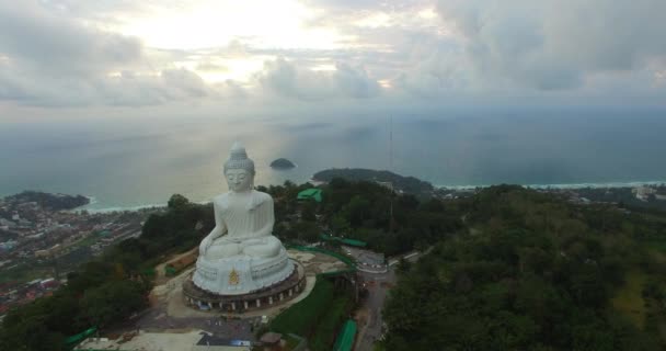 Phuket Big Buddha ve městě v období dešťů — Stock video