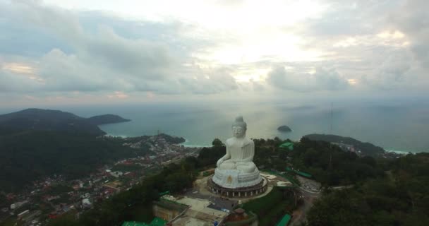 Phuket Big Buddha ve městě v období dešťů — Stock video