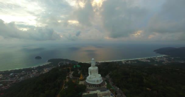 Vista aérea del Gran Buda embellecer en la isla de Phuket . — Vídeos de Stock