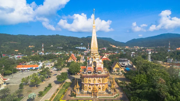 Pagode de visão aérea de Chalong templo Phuket Tailândia este templo sabe bem para o turista — Fotografia de Stock