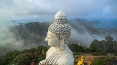 yağmur yağmaya büyük Buda heykeli üzerinde