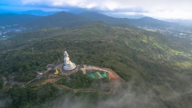 yağmur yağmaya büyük Buda heykeli üzerinde