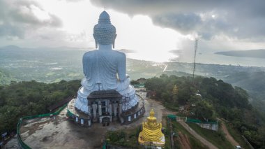 yağmur yağmaya büyük Buda heykeli üzerinde