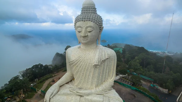 Chuva cair em grande estátua de Buda — Fotografia de Stock