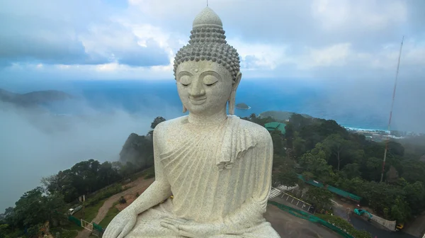 Chuva cair em grande estátua de Buda — Fotografia de Stock