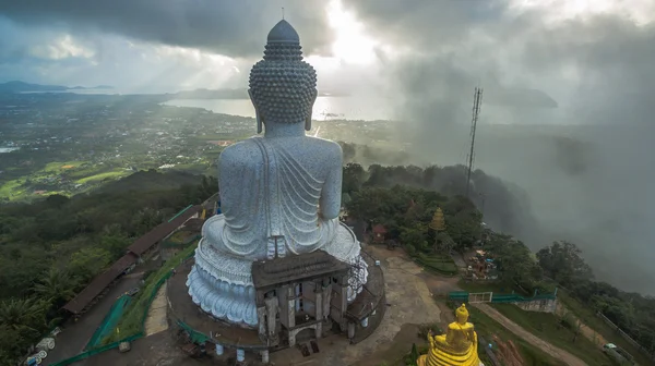 Chuva cair em grande estátua de Buda — Fotografia de Stock